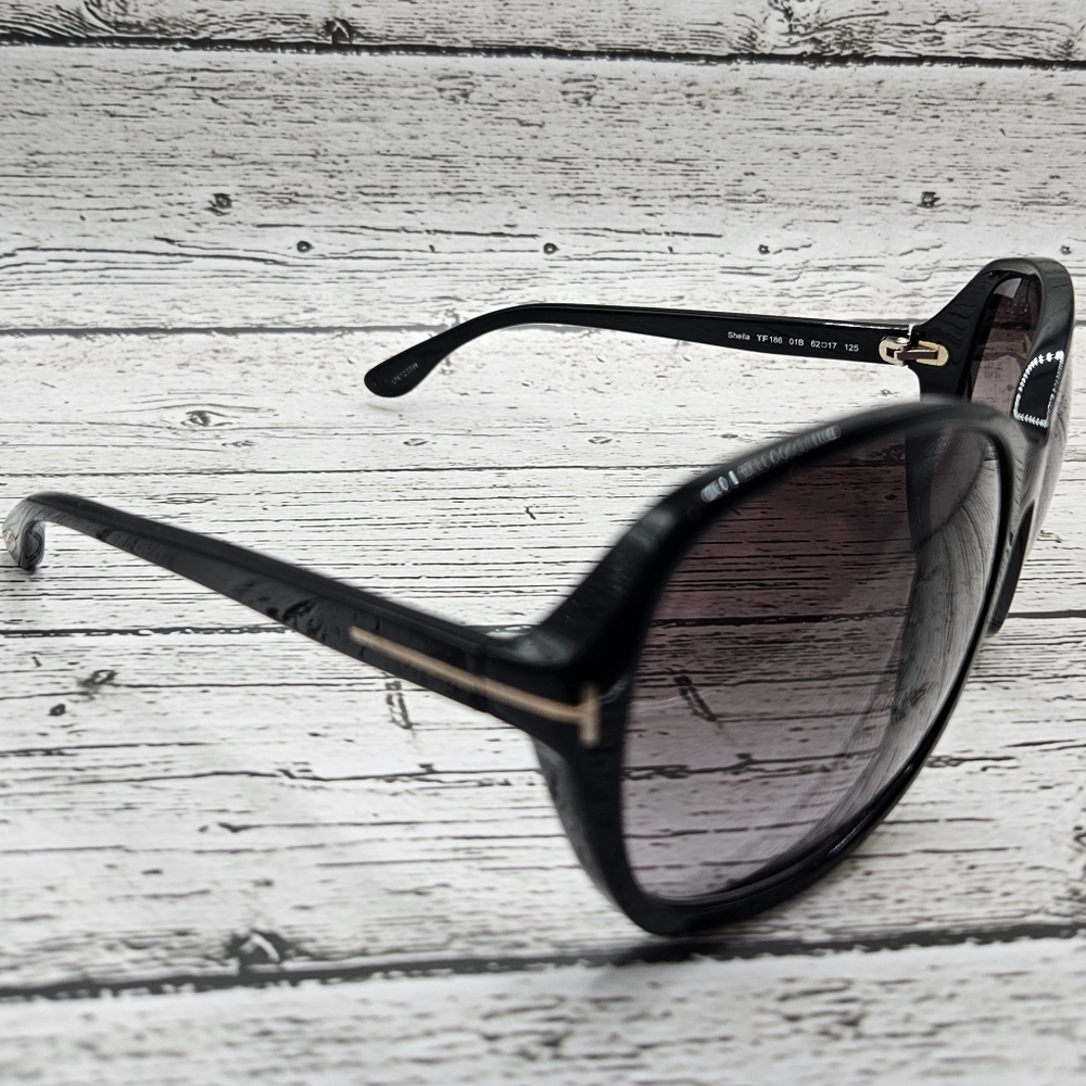 Tom Ford Sheila Women's Sunglasses Black frame Gray gradient lens case - Picture 3 of 6
